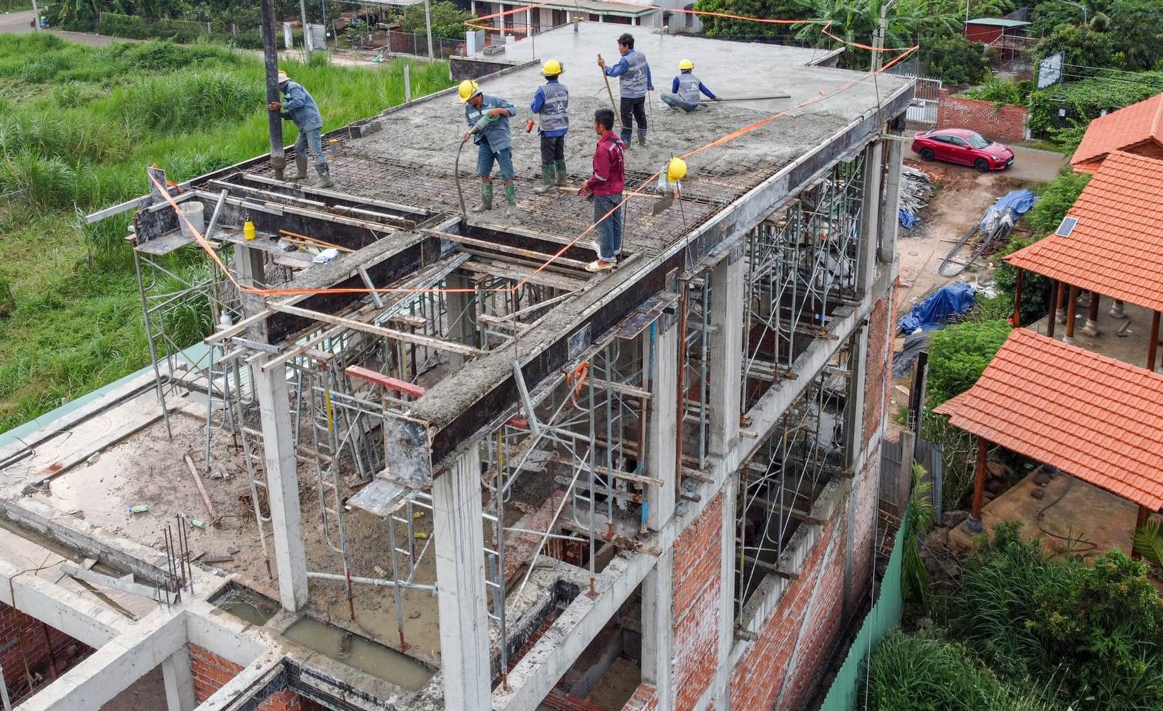 Dự Toán Xây Biệt Thự Chi Tiết 2025: 6 Bước Vàng Đảm Bảo Tài Chính Vững Vàng Toàn cảnh thi công đổ mái tầng cao nhất H-Villa, đội ngũ 3A Signature đang hoàn thiện phần kết cấu cuối cùng của biệt thự Tropical Modern.