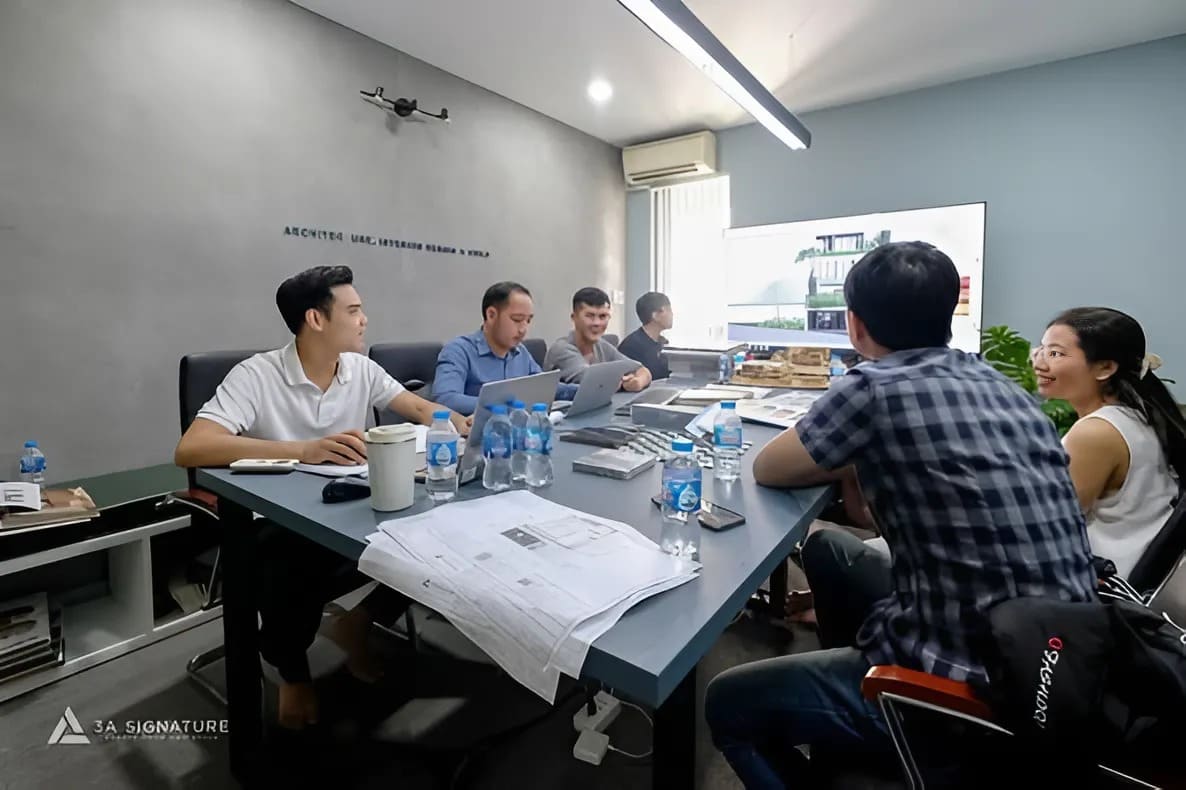 Lựa Chọn Vật Liệu Cho H Villa - Định Hình Không Gian Sống Buổi họp lựa chọn vật liệu giữa kiến trúc sư 3A Signature và gia chủ với bản vẽ, mẫu vật liệu và phối cảnh được trình bày chi tiết trên bàn.