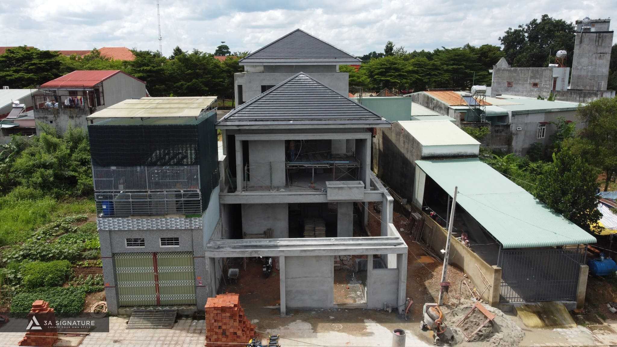 Quy trình thi công biệt thự trọn gói tại 3A Signature Biệt thự Tropical Modern tại Bình Phước trong giai đoạn thi công phần thô với cấu trúc và trục không gian được định hình chính xác theo thiết kế. Nếu bạn cần thêm chuỗi caption cho từng bước tiến độ (móng – cột – dầm – sàn – hoàn thiện), hoặc các mô tả rút gọn cho social media/portfolio, mình có thể hỗ trợ ngay.