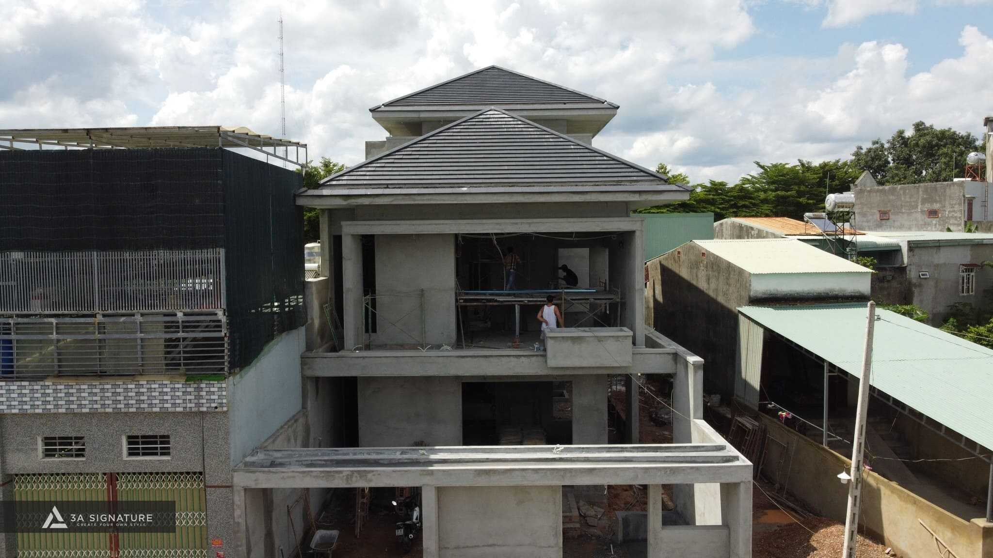 Dự Toán Xây Biệt Thự Chi Tiết 2025: 6 Bước Vàng Đảm Bảo Tài Chính Vững Vàng Biệt thự Tropical Modern tại Bình Phước sau khi hoàn tất phần thô, khối kiến trúc đã định hình, chuẩn bị bước vào giai đoạn hoàn thiện.