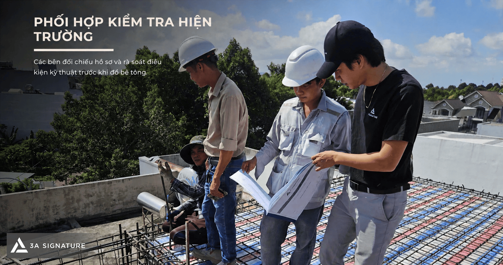 Hình ảnh đội ngũ kỹ thuật kiểm tra cốp pha cốt thép Alchem Villa, đối chiếu bản vẽ và rà soát hiện trường trước khi nghiệm thu.