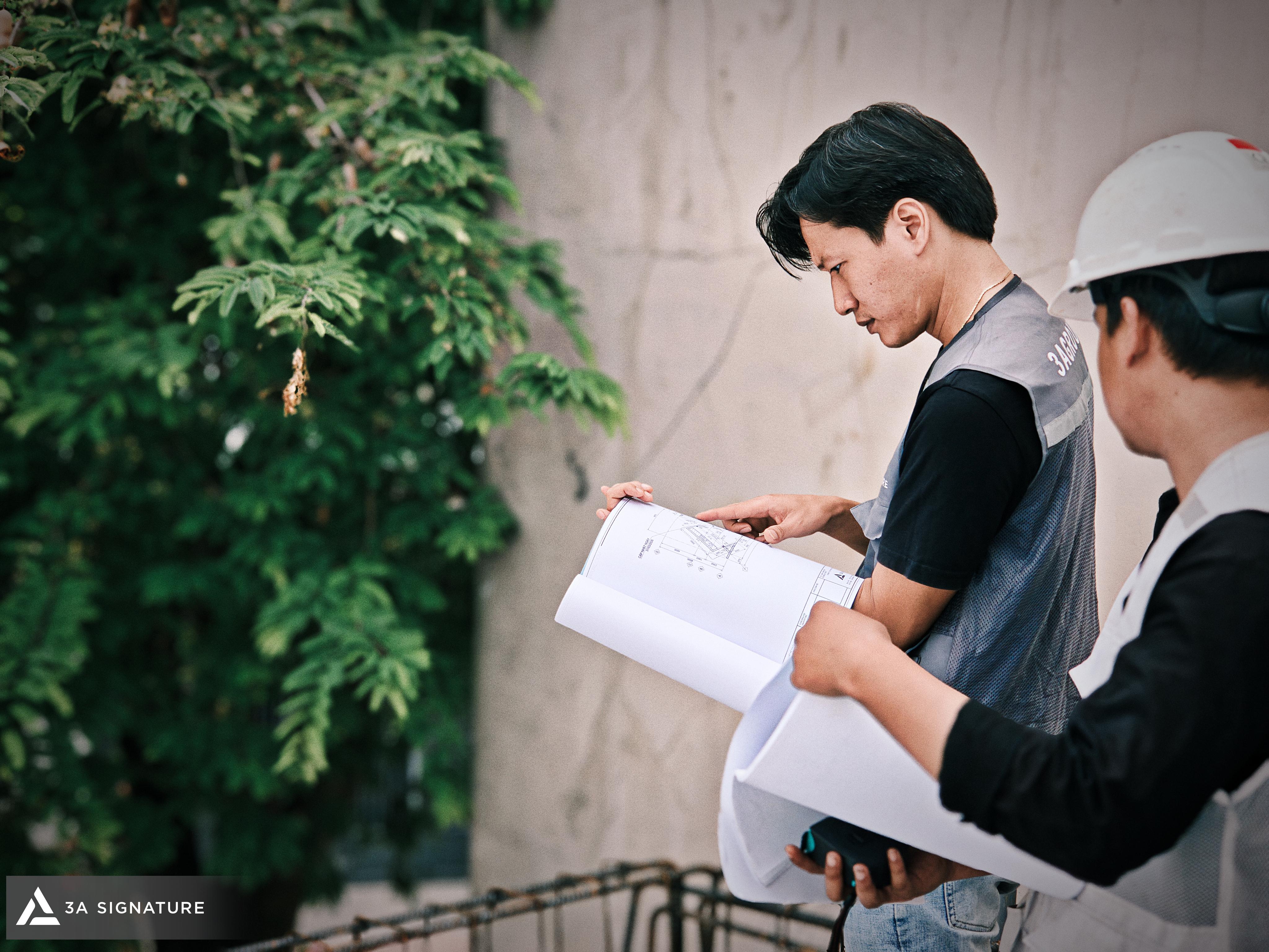 Thiết Kế Thi Công Biệt Thự Cao Cấp Trọn Gói Tại 3A Signature Đội ngũ 3A Signature đối chiếu bản vẽ tại công trường