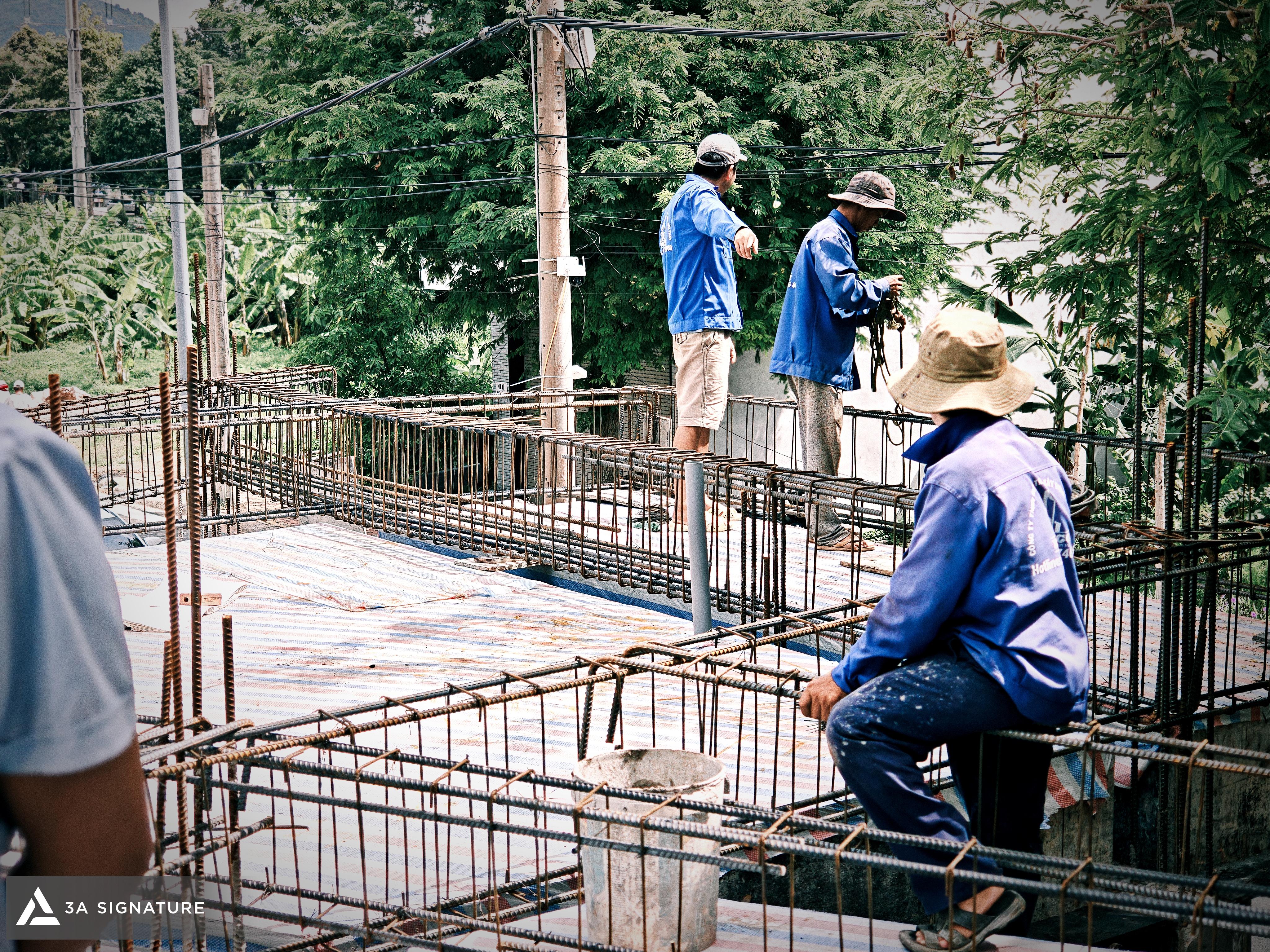Tiến độ thi công Alchem Villa được 3A Signature kiểm soát qua công tác an toàn trên cao, điều phối nhân sự, kiểm tra lối đi tạm, mép sàn, lỗ mở và khu vực thi công dầm sàn.