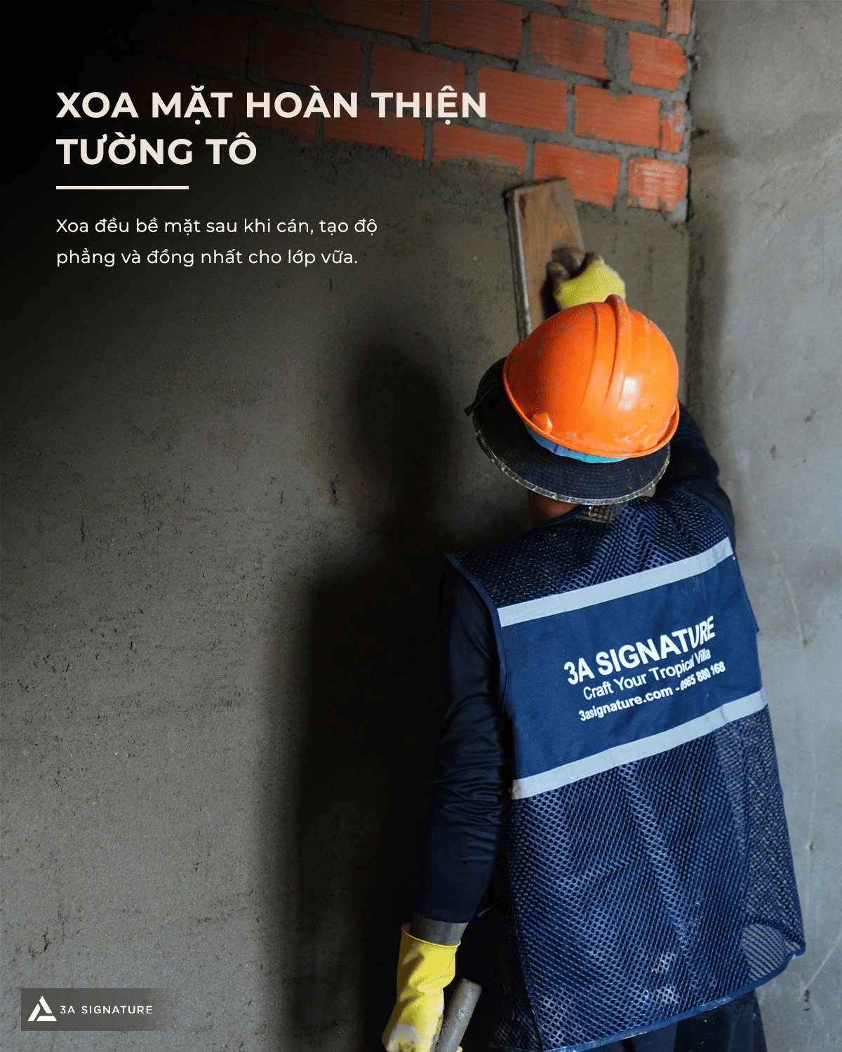 Hình ảnh thi công tường tô Lumina Retreat Villa ở bước xoa mặt hoàn thiện, kiểm tra độ đồng đều và chất lượng lớp vữa.