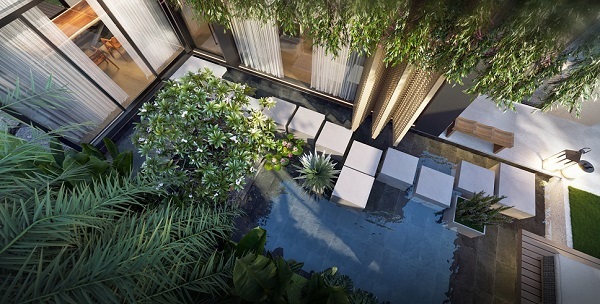 Góc nhìn từ trên cao xuống sân trong HM Villa với lối đi đá nổi trên mặt nước, cây xanh bao quanh, thiết kế mở đón gió và ánh sáng, ứng dụng vật liệu cách nhiệt, cách âm, không chứa VOCs.