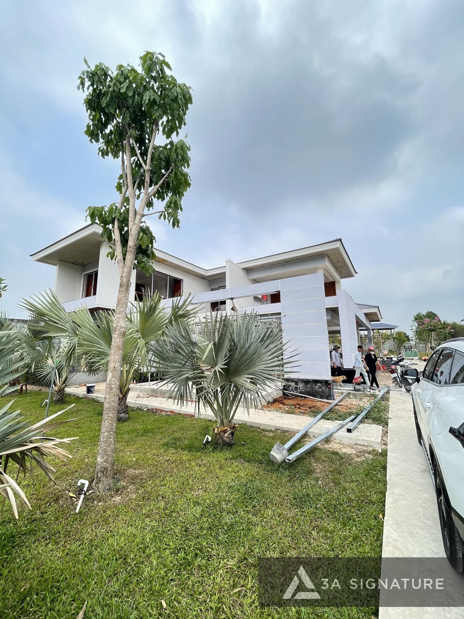 Tiến Độ Thi Công P Villa - Bước Gần Hơn Đến Không Gian Sống Hoàn Mỹ Không gian ngoại thất biệt thự P Villa do 3A Signature thiết kế – hòa quyện giữa mái ngói, lam gỗ và mảng xanh Tropical, mang đến vẻ sang trọng và thanh bình.