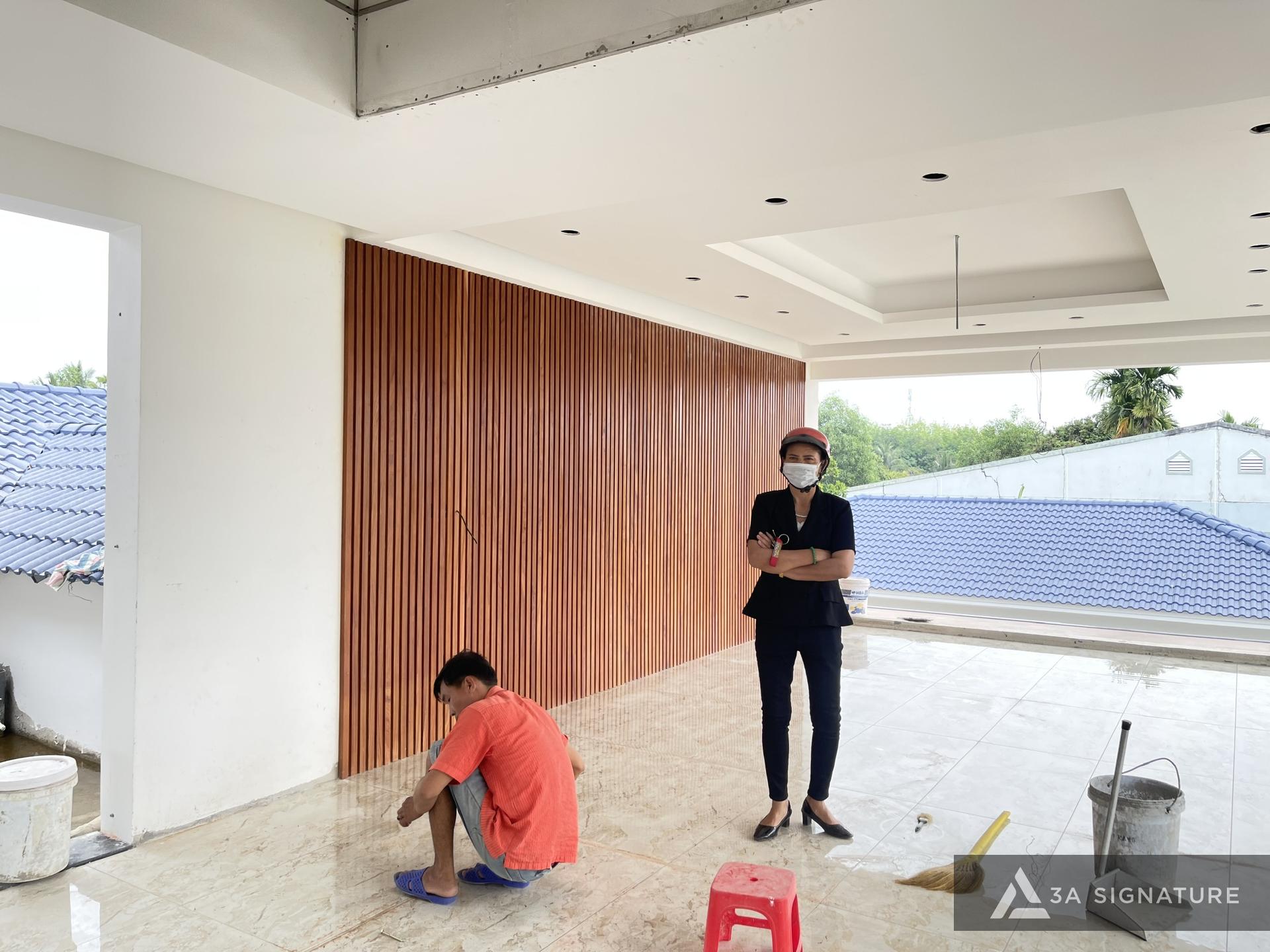 Tiến Độ Thi Công P Villa - Bước Gần Hơn Đến Không Gian Sống Hoàn Mỹ Không gian nội thất P Villa trong quá trình hoàn thiện bởi 3A Signature, nổi bật với tường ốp gỗ, trần trắng và ánh sáng tự nhiên mang lại cảm giác sang trọng, an yên.