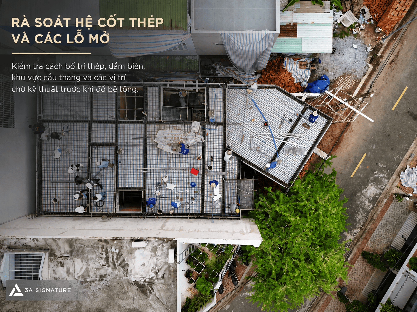Hình ảnh mặt bằng kết cấu từ trên cao, thể hiện hệ cốt thép, lỗ mở kỹ thuật, dầm biên và khu vực cầu thang trước nghiệm thu.