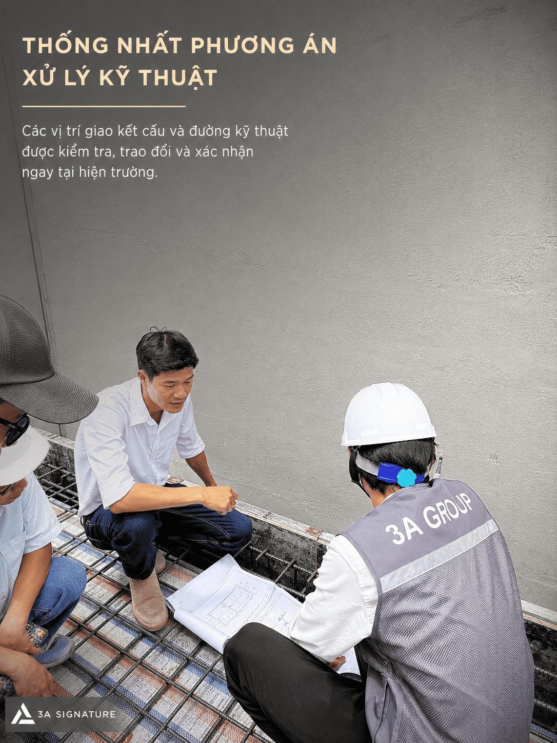 Hình ảnh tiến độ thi công Alchem Villa thể hiện quá trình trao đổi kỹ thuật, kiểm tra vị trí giao kết cấu và phương án xử lý hiện trường.